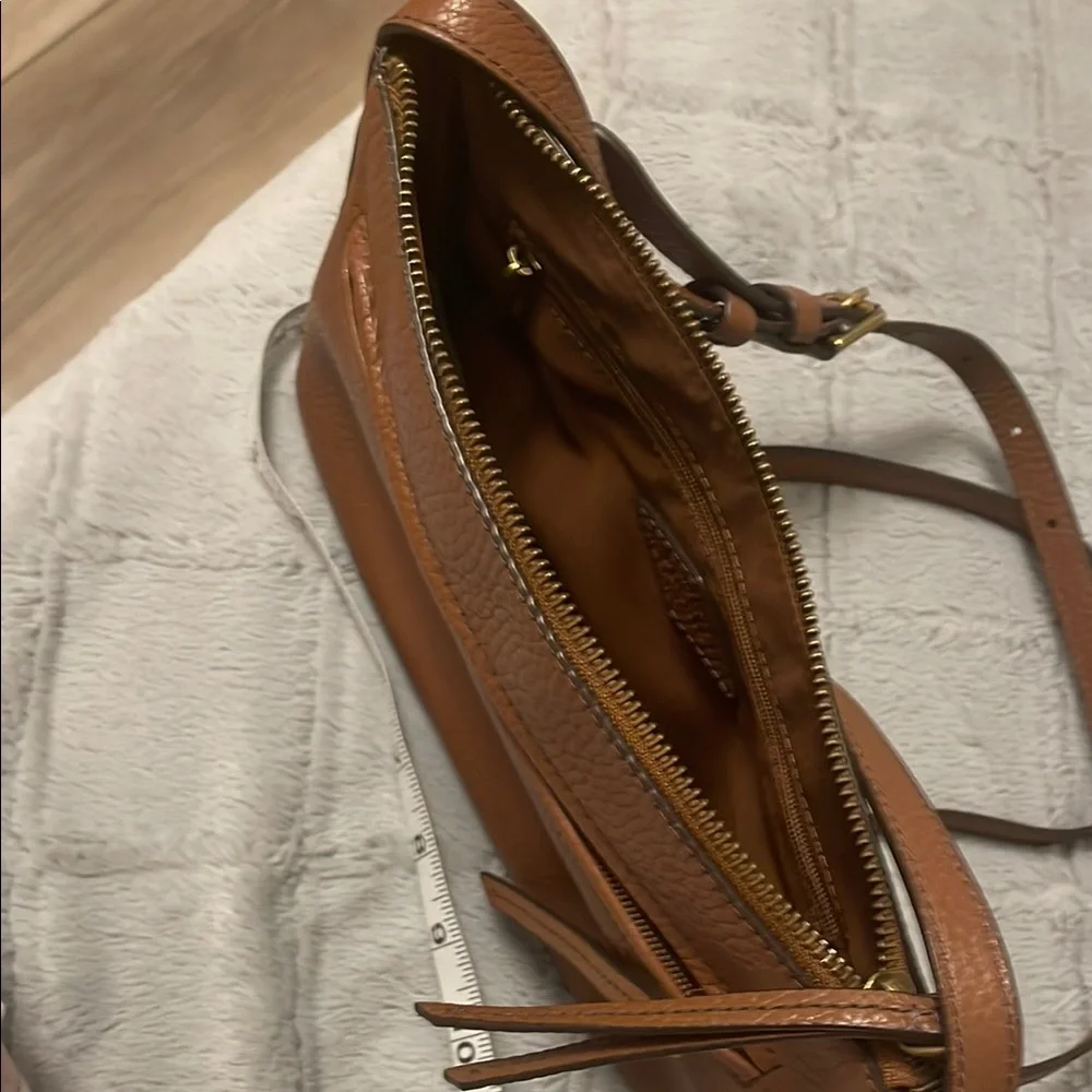 Fossil Brown leather Crossbody Bag with Adjustable Strap and Top Zipper. - Picture 3 of 3